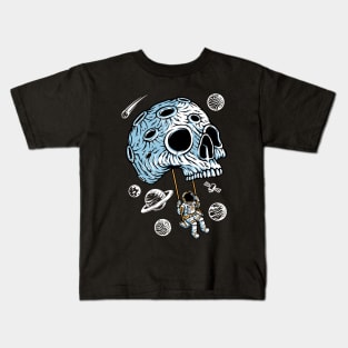 Playing swing skull planet Kids T-Shirt